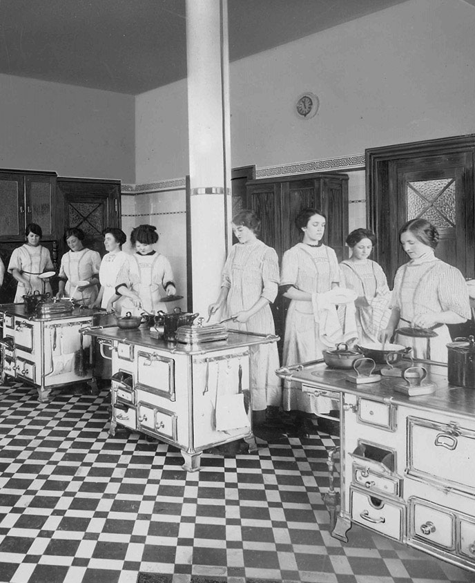 Female employees in a cooking class