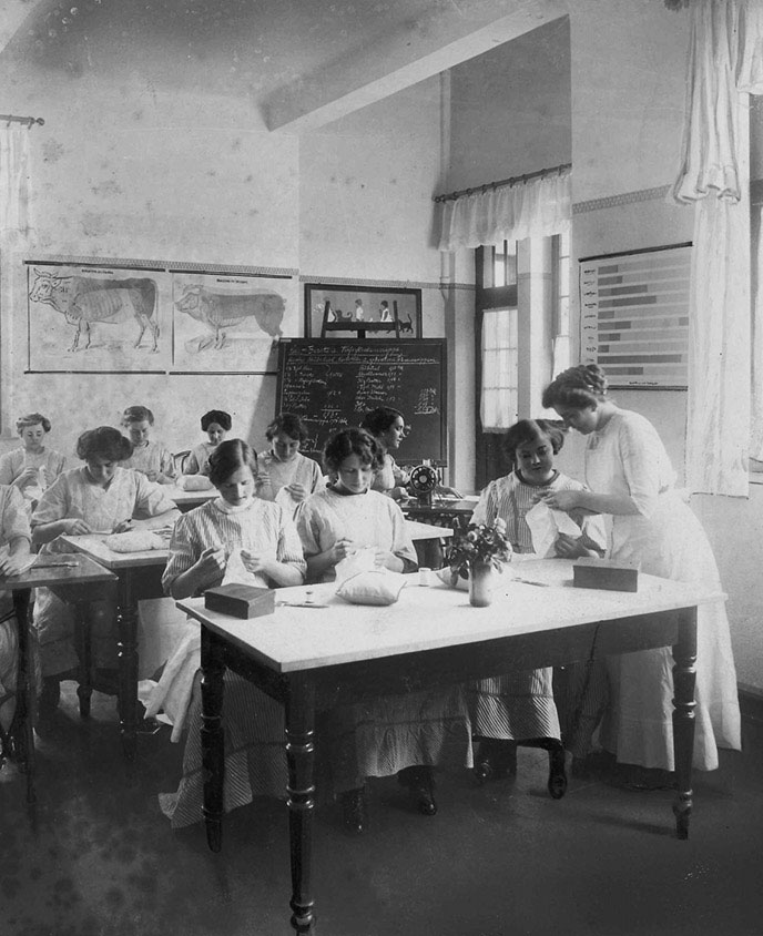 Female employees in sewing and mending classes